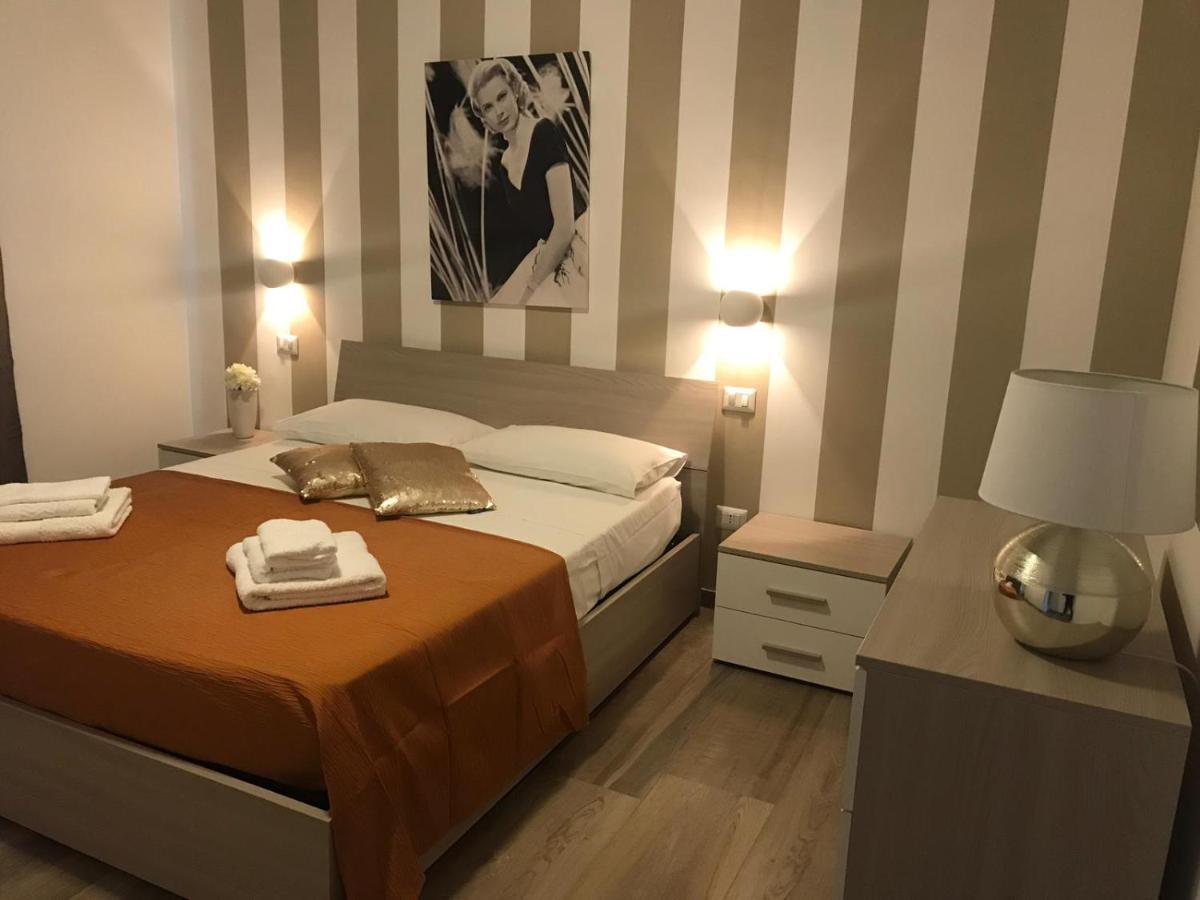 B&B Hollywood - Parcheggio Privato Porto Cesareo Exterior photo